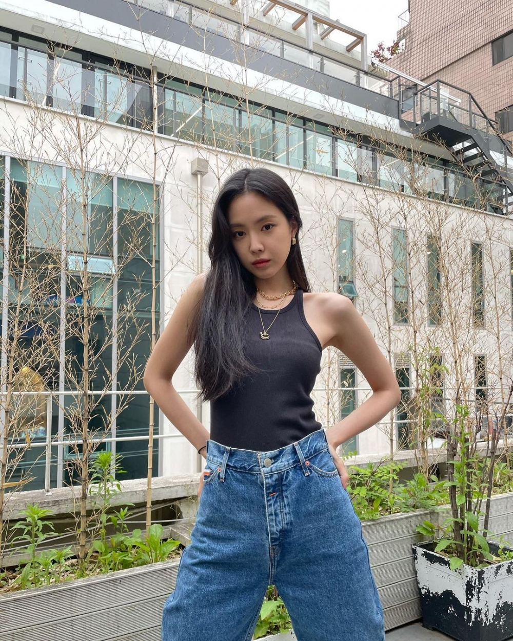 背心與牛仔褲簡約的組合。