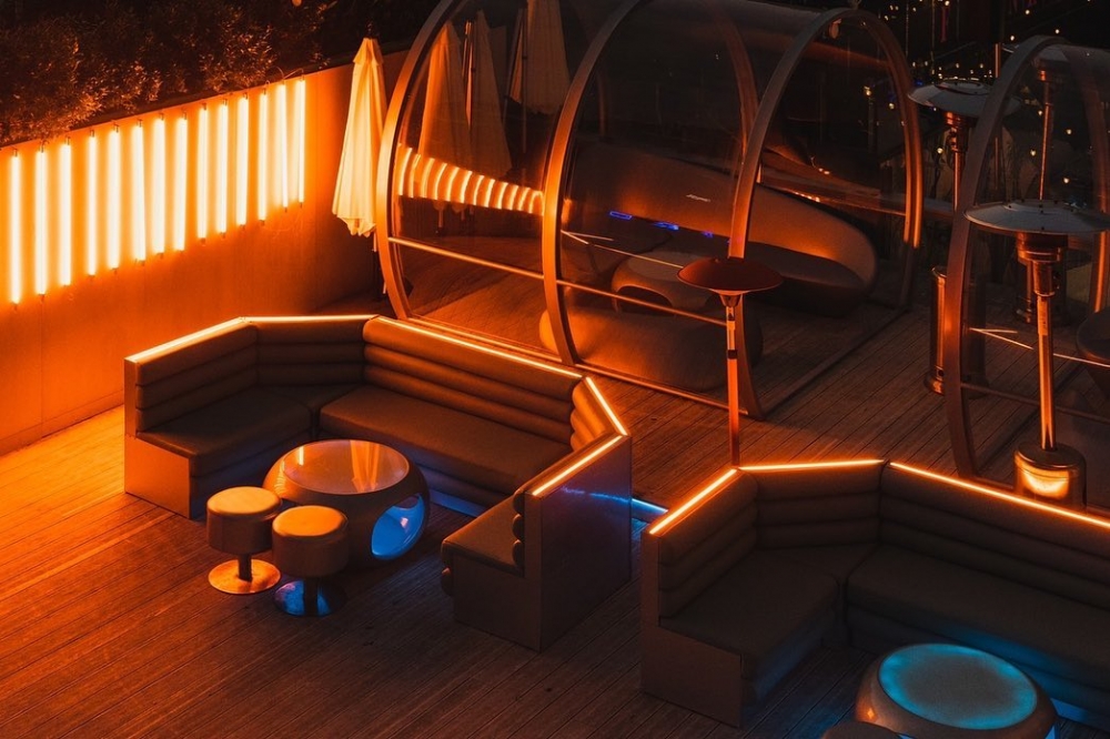 搭配上未來感十足的燈光，讓你更能忘卻白天裡的煩腦。