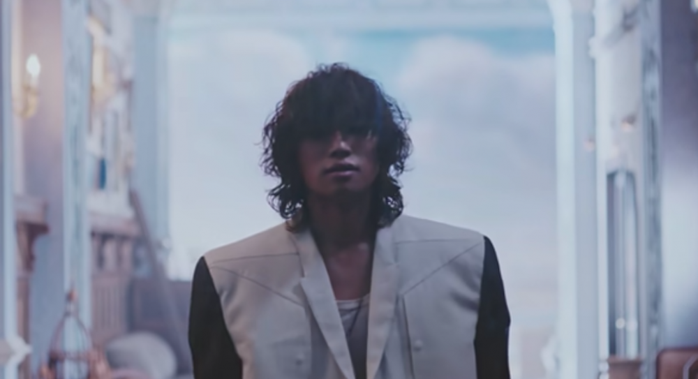 換上的新造型的大聲，也相當時髦。