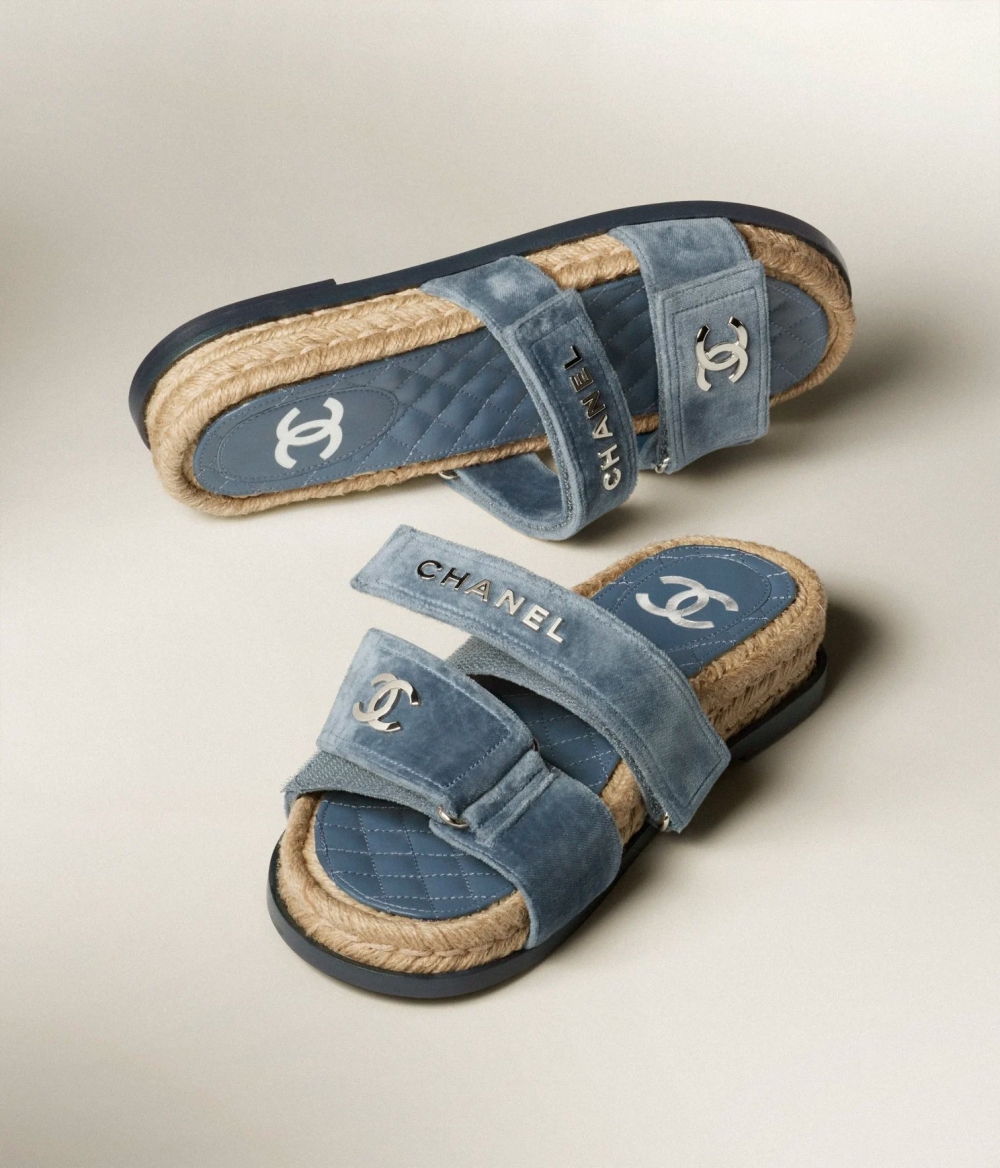 草編的鞋底也是夏日裡的必備款式。