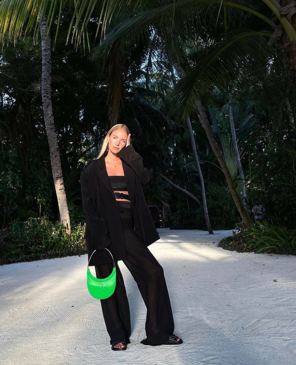 人氣KOL Leonie Hanne也曾選擇Coperni的手袋。