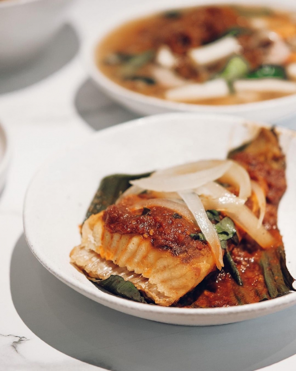 烤魔鬼魚搭配叄巴醬，口味偏辣也重。