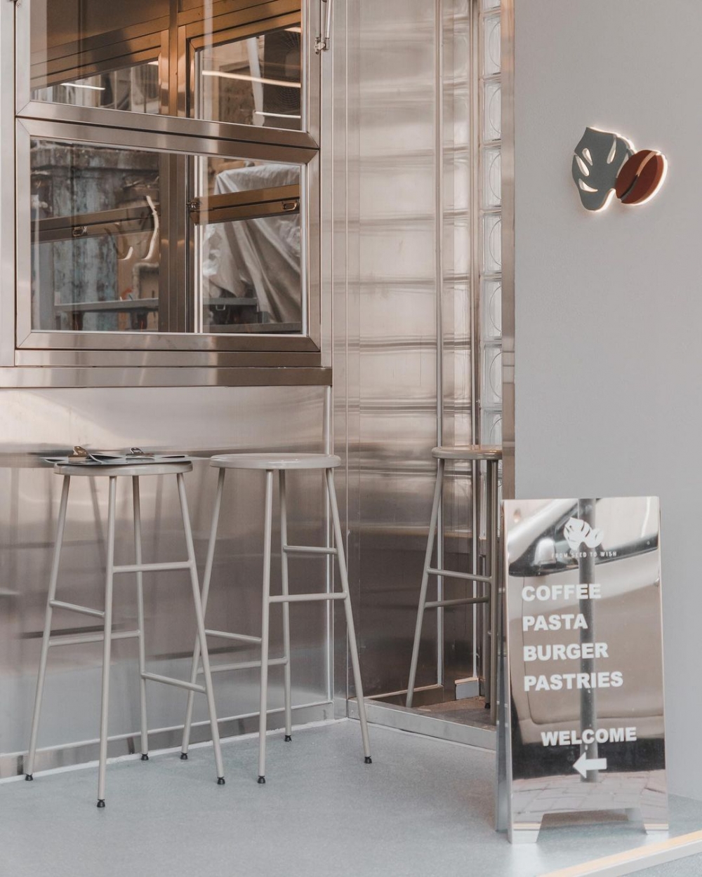 戶外設有一處小小用餐空間。