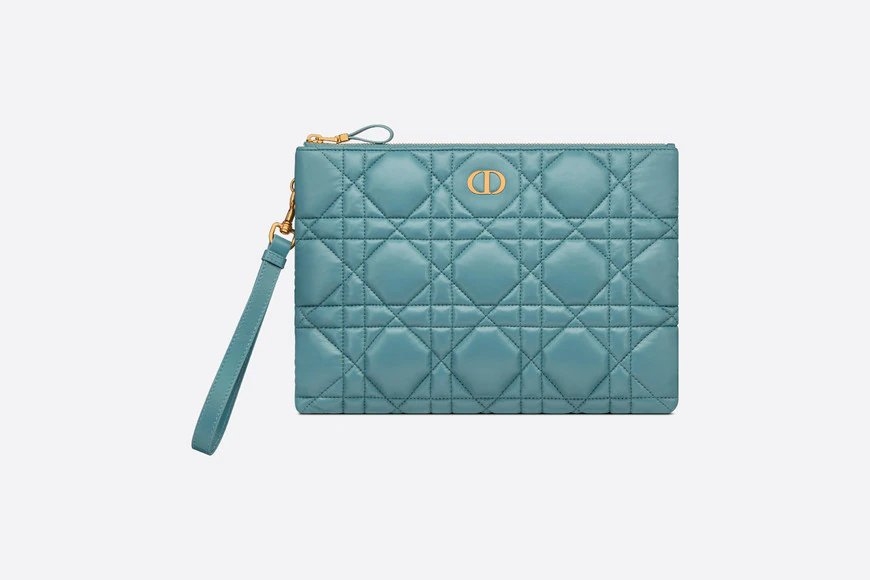 有著大容量的Large Dior Caro Daily Pouch。