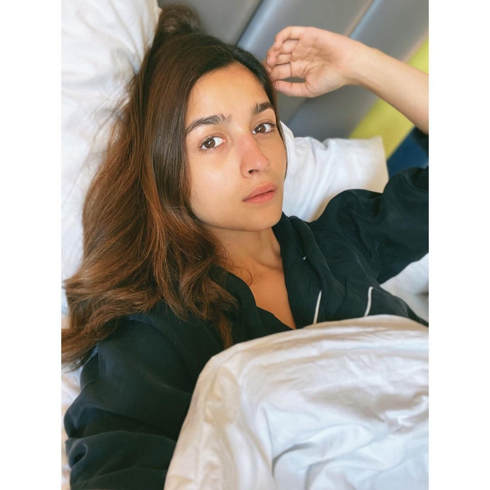 私底下的Alia Bhatt常以素顏示人,展現美好膚質。