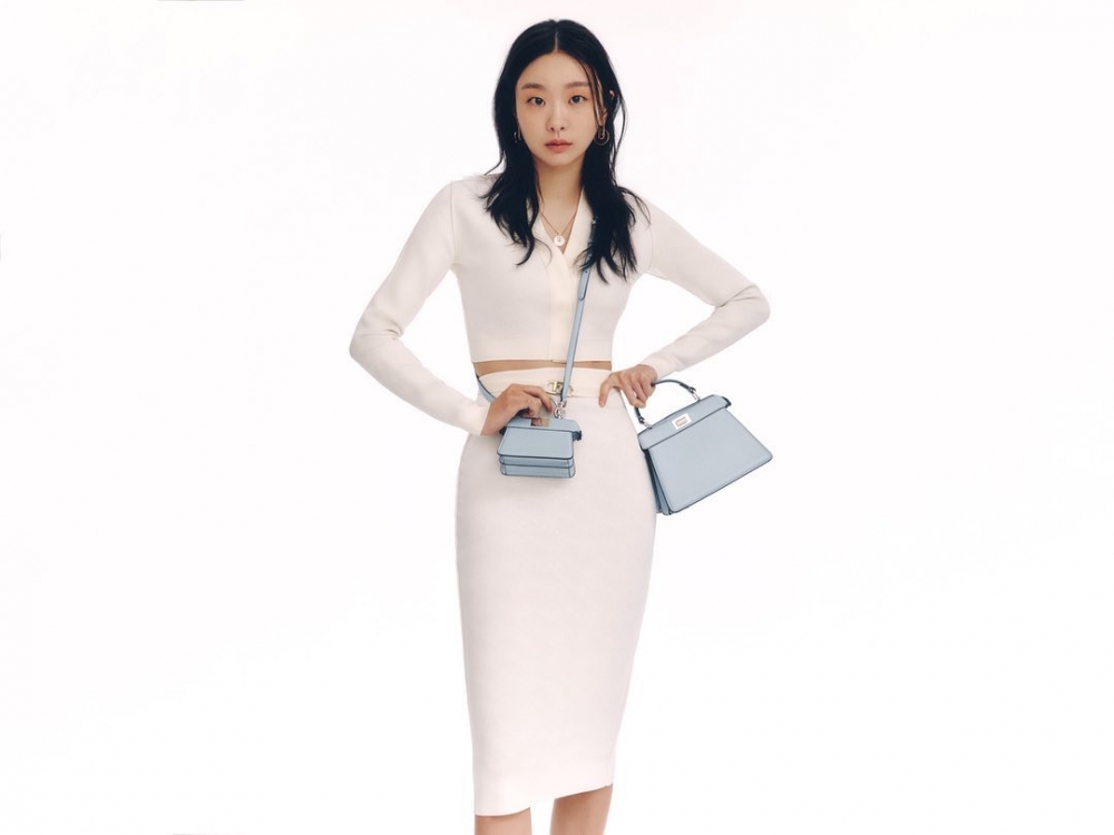 還詮釋了最新的手袋Peekaboo ISeeU Petite & Micro 。