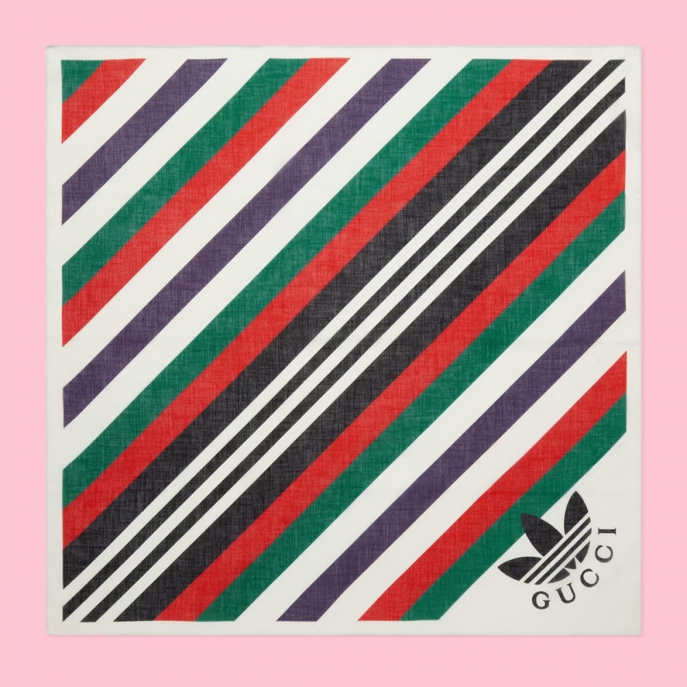 有著Gucci經典配色與adidas Logos的優雅絲巾。