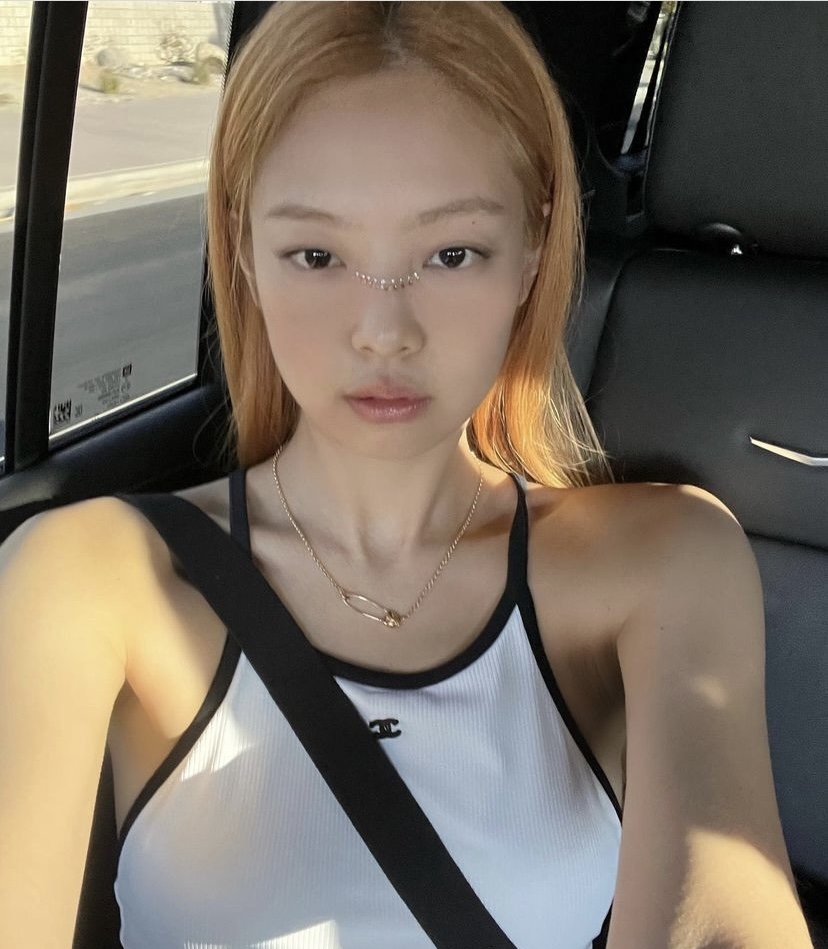 完美剪裁展現Jennie身材曲線。