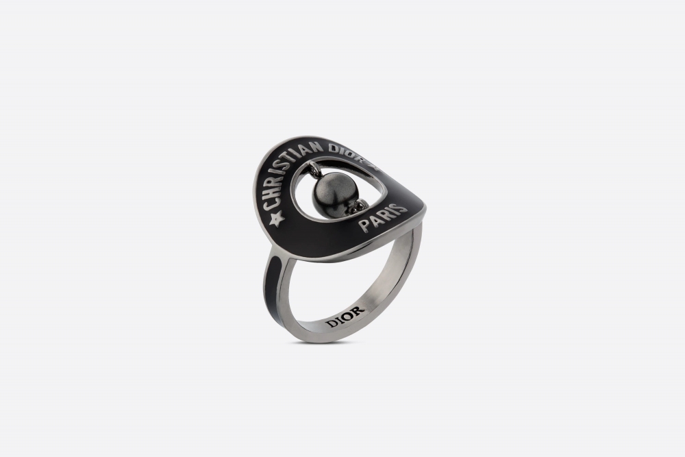 Dior Symbol Ring流暢線條的輪廓。