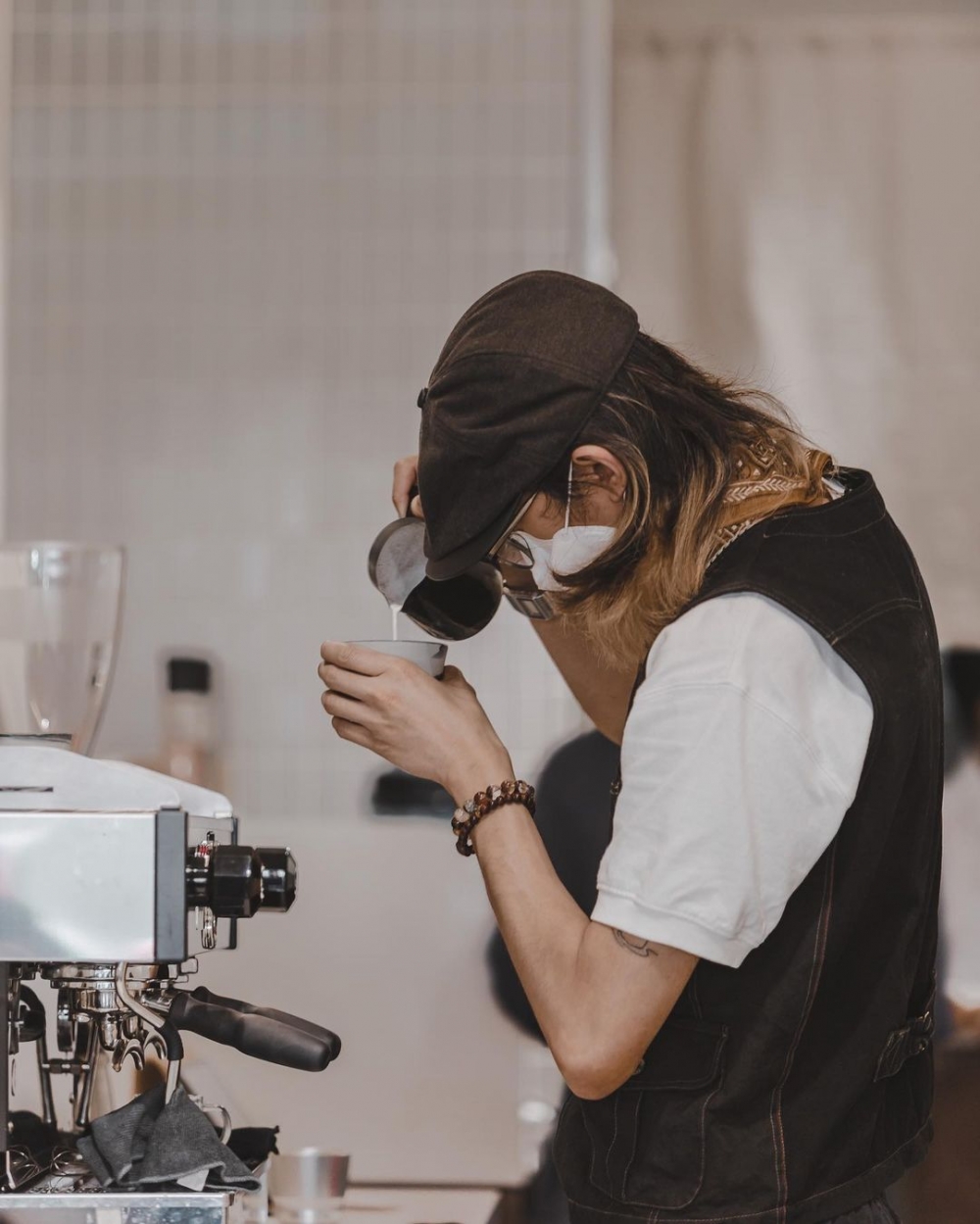 咖啡由店員悉心專業的手法調製。