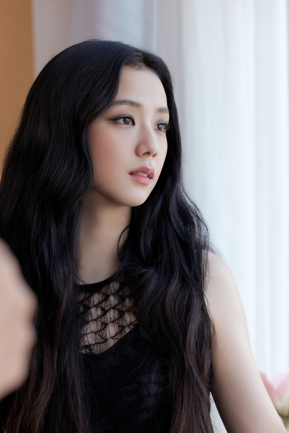 Jisoo以全新姿態詮釋Dior向來傳遞的女性價值魅力。