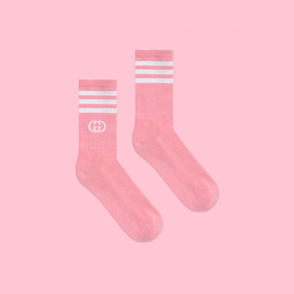 在經典的adidas三條紋襪加上了雙G Logo。