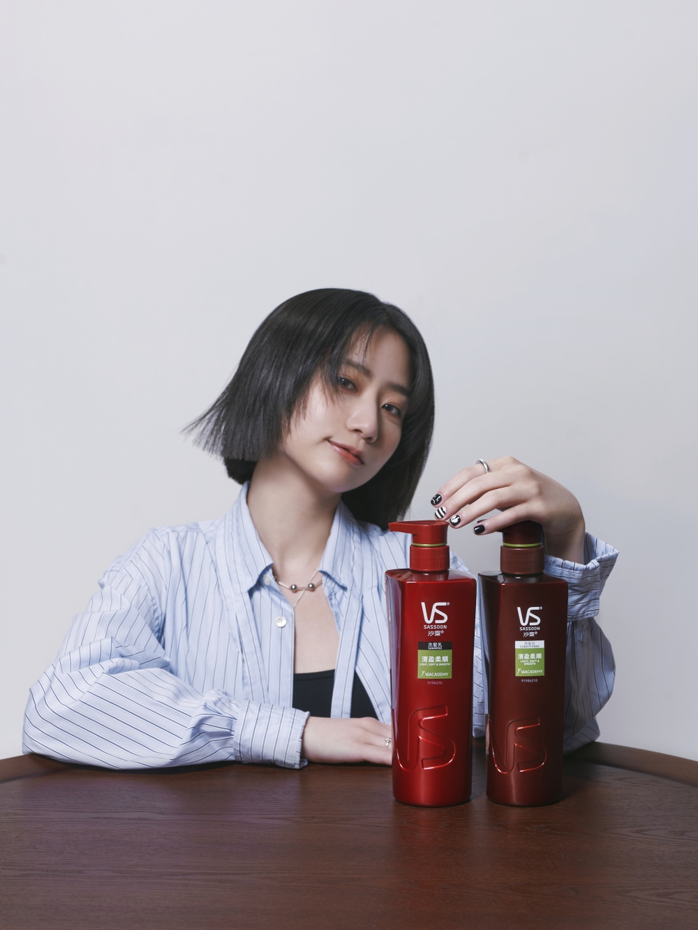 最近開始多了戶外活動及演出,天氣又熱 ,頭皮好容易出汗,一出汗頭髮又變得出油,令髮型扁塌,看起來沒有活力,難造型。所以我好注重頭髮保養,沙宣「輕盈柔順」洗護系列就能確保頭髮潔淨乾爽,這樣即使現在是短髮,都能輕鬆打理,時刻清爽俐落。