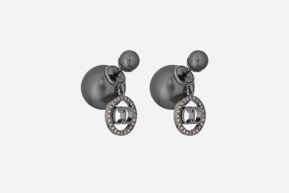 DIOR Tribales Earrings灰色珍珠作為主軸。