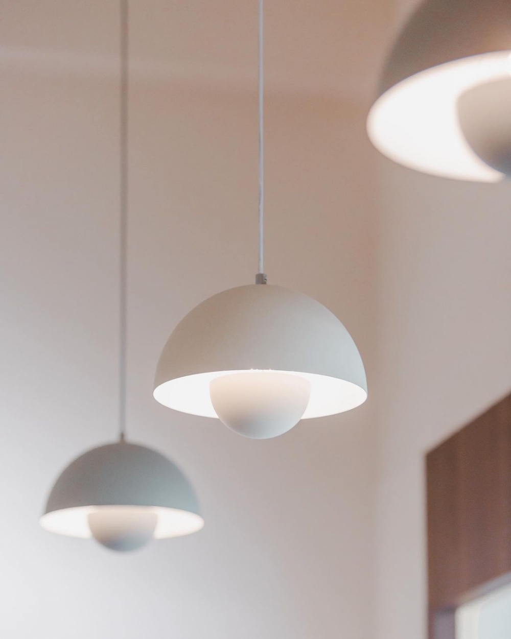 簡單的吊燈，令人感受到舒適。