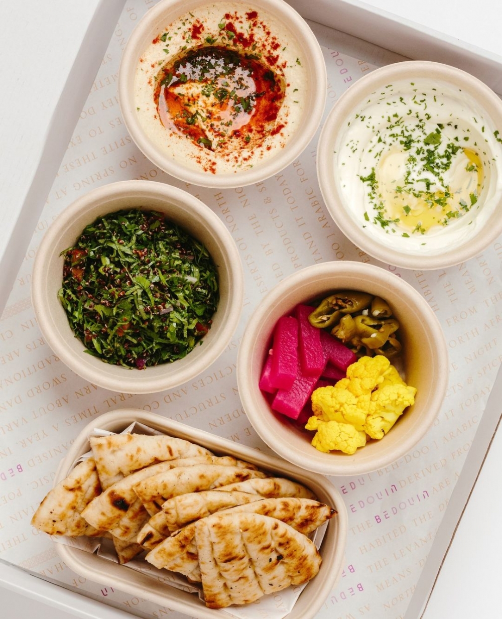 新鮮的沙拉、豐盛的營養碗以及不同形式的品項呈現。