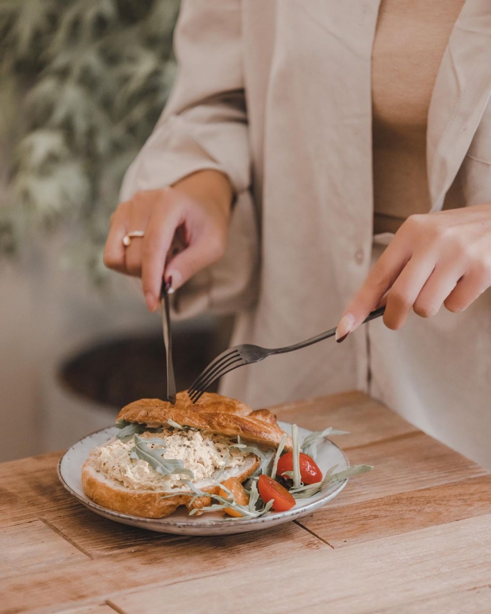 咖哩雞牛角包看起來格外美味。