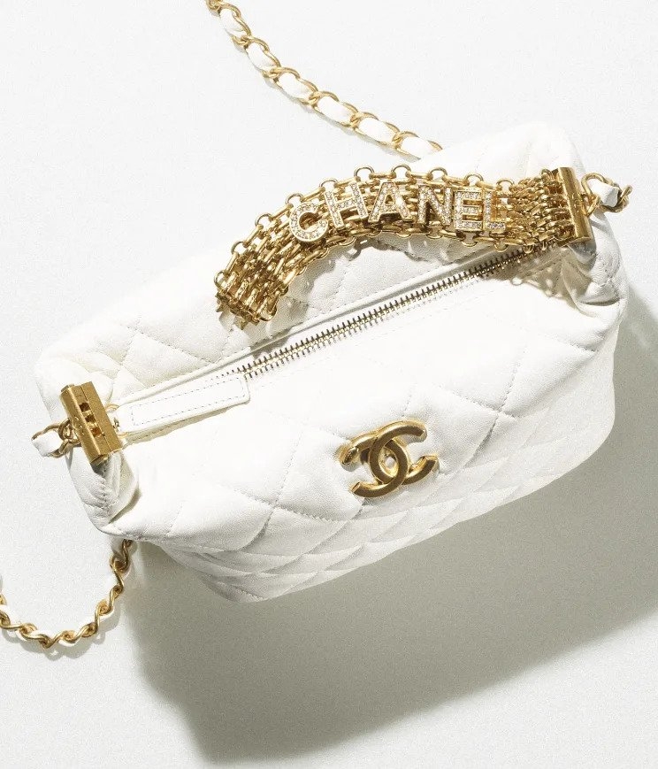 CHANEL字母的寬版金屬手提把。