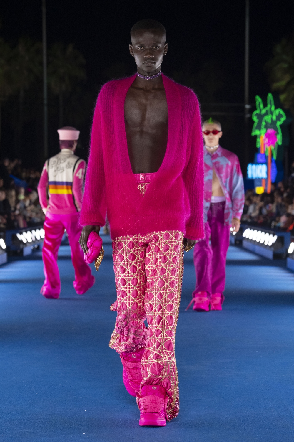 Dior 2023春季男裝系列-揮灑絢麗粉色的馬鞍包。