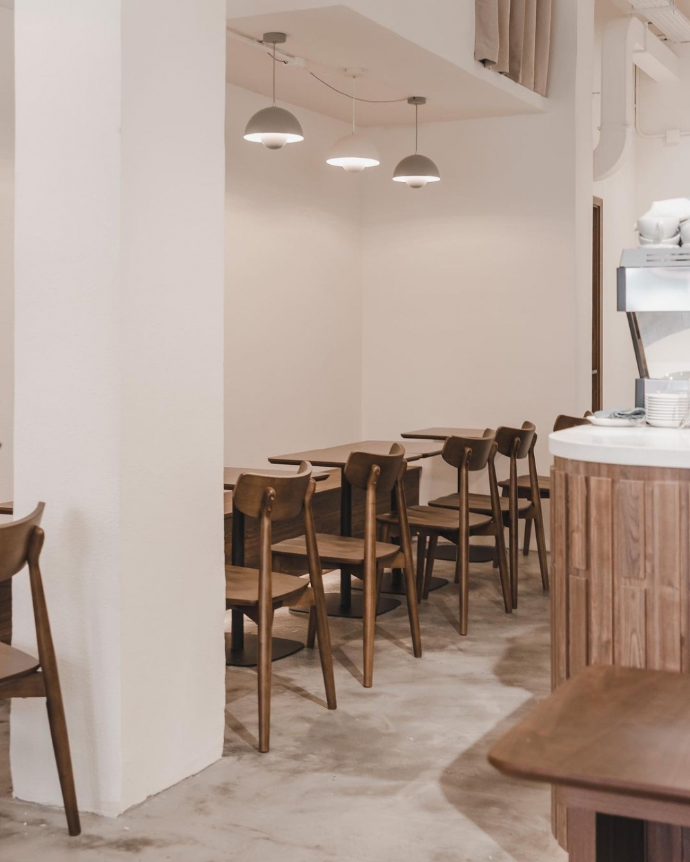 牆上粉刷過後的白色調。