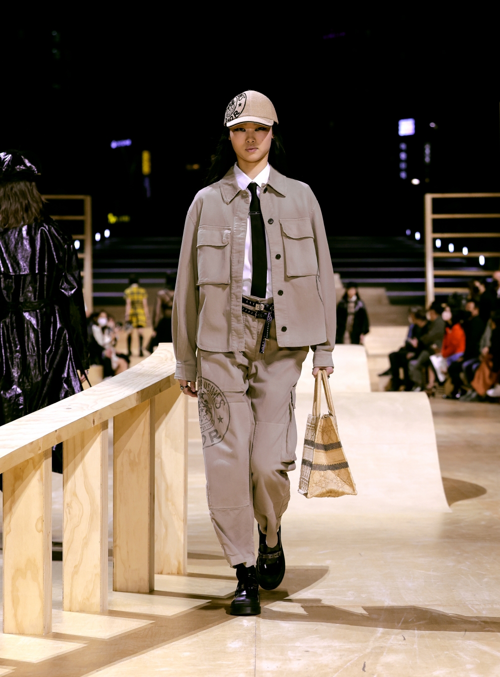 Dior家族企業黃麻手袋上的圖案放入服裝。
