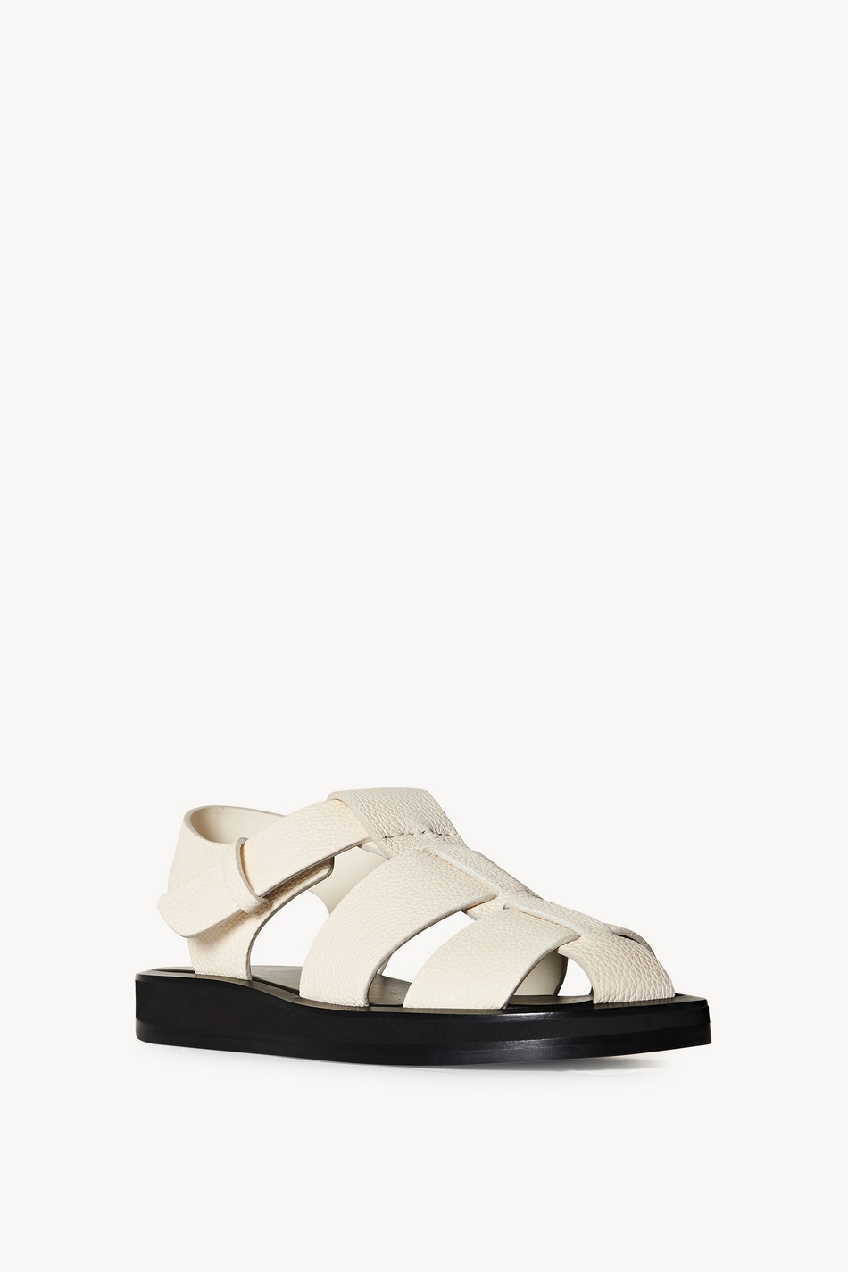 主打簡約風格的The Row,也有推出Fisherman Sandal in Leather。