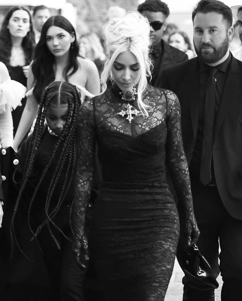 Kim Kardashian穿著高領設計的黑色絕美蕾絲禮服。