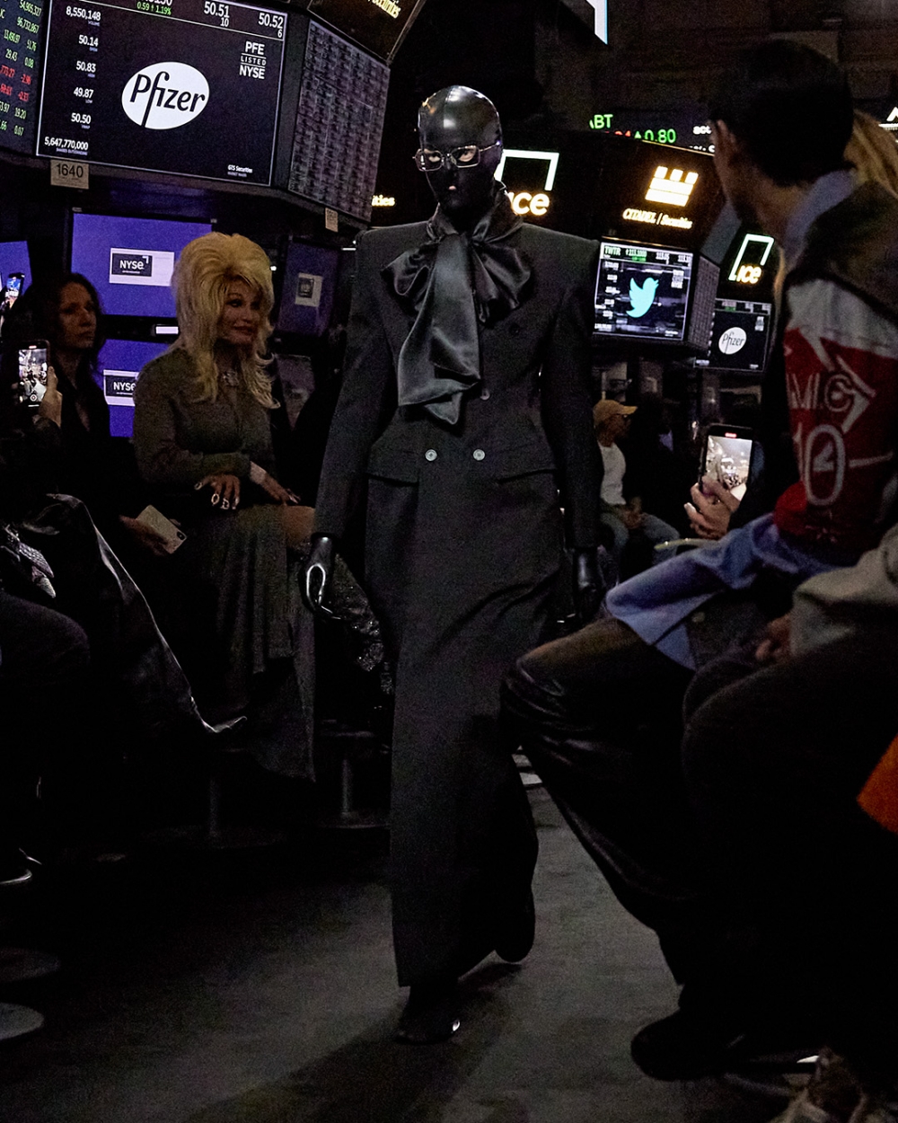 Balenciaga 2023春季選址於紐約証卷交易所登場。