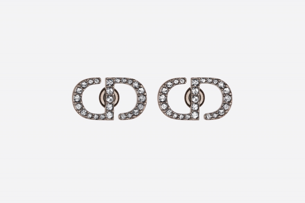 Dior Petit CD stud Earrings鑲有銀色反光水晶。