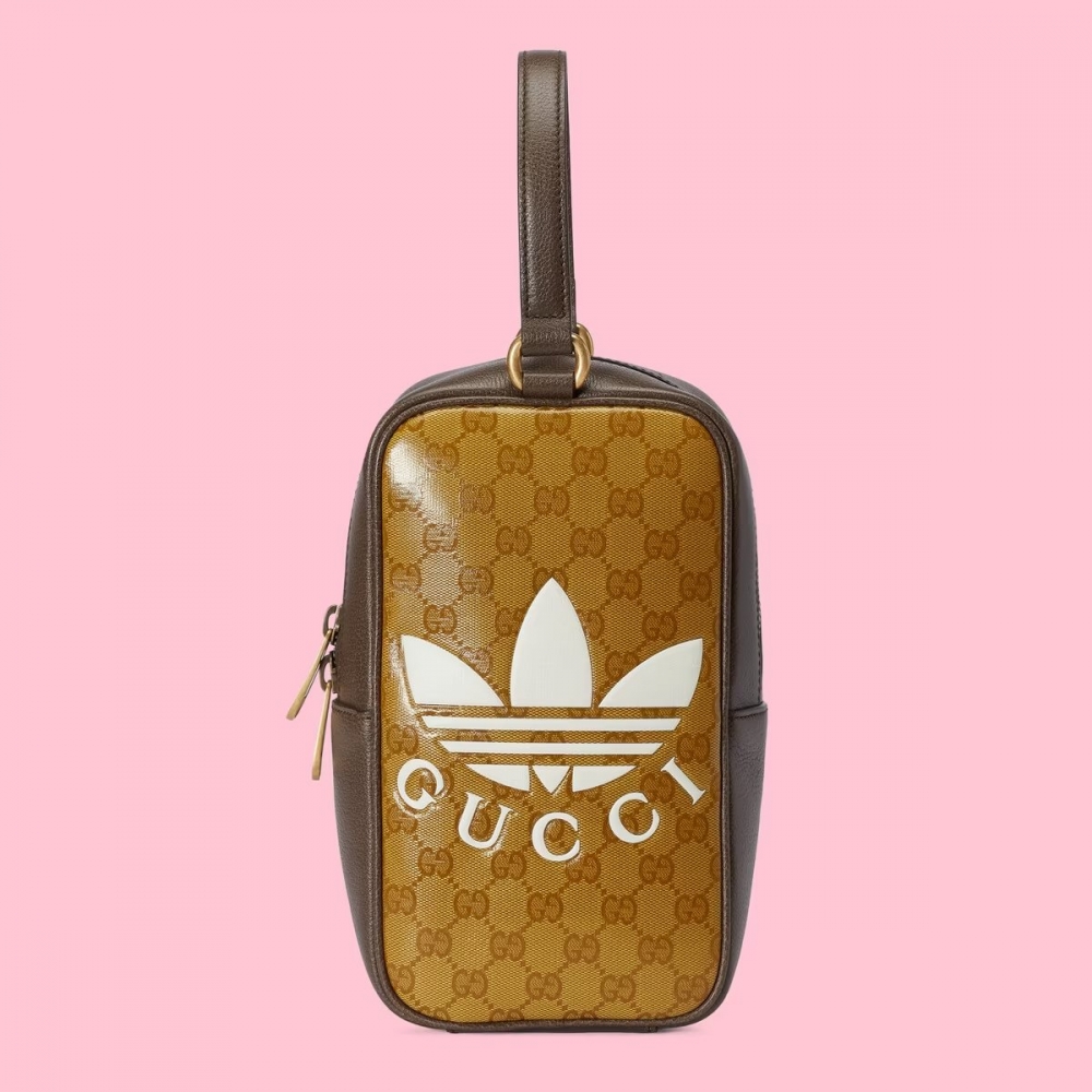 這款adidas x Gucci Mini Top Handle Bag,帶有濃濃的運動風格。