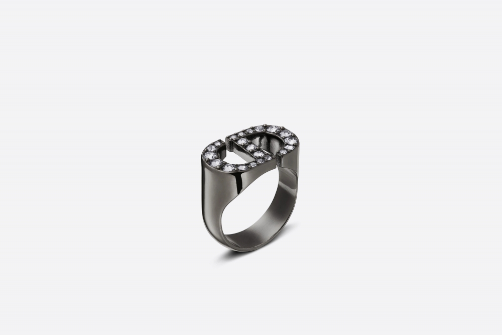 Dior 30 Montaigne Ring以釕色飾面金屬製成。