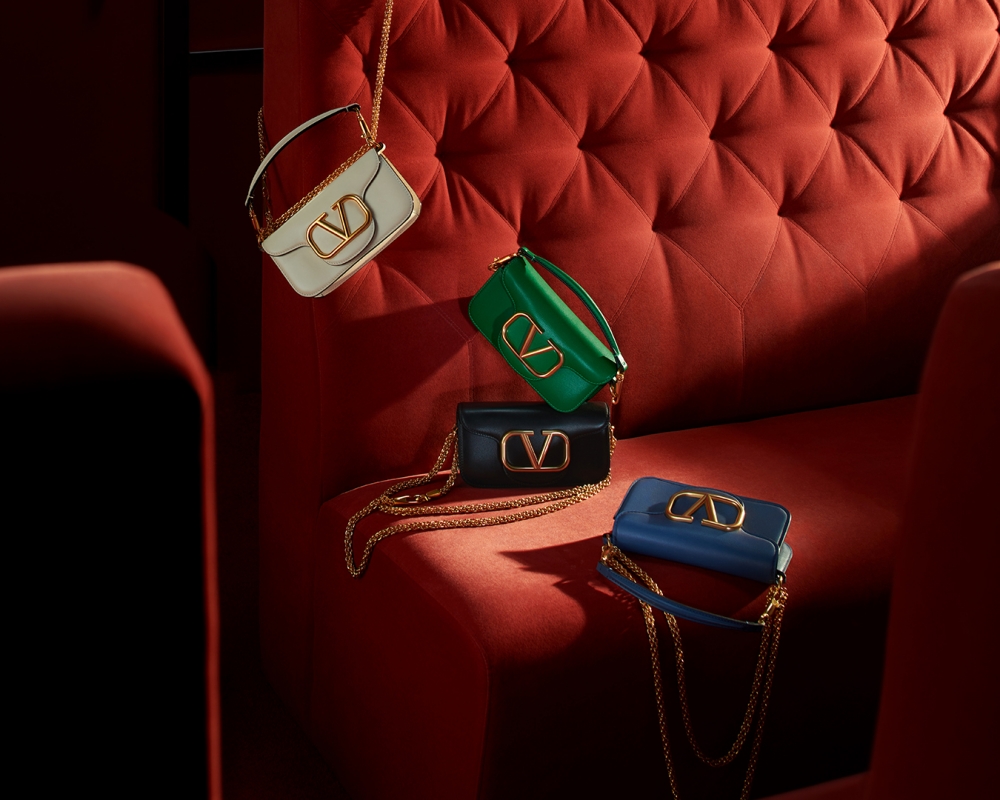 Valentino推出全新尺寸的Valentino Mini Locò 。