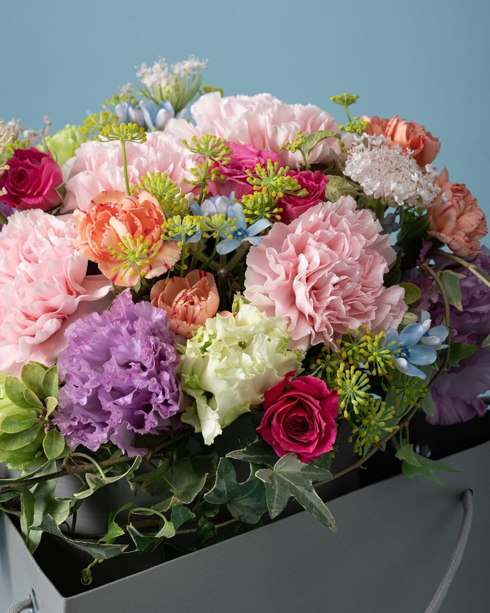 綻放著粉色的康乃馨、紫色的洋桔梗。