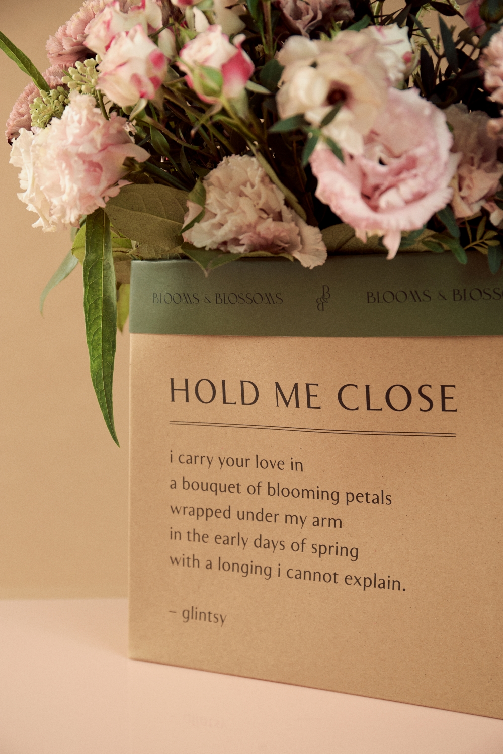 獻上一束象徵情感愛意的花朵。