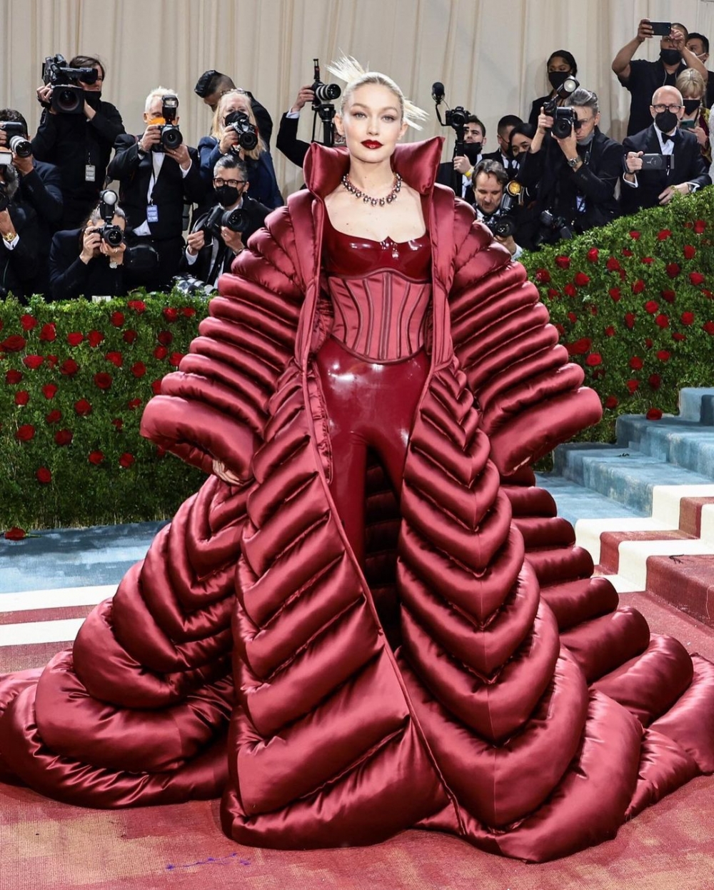 身穿一身紅登場的辣媽Gigi Hadid。
