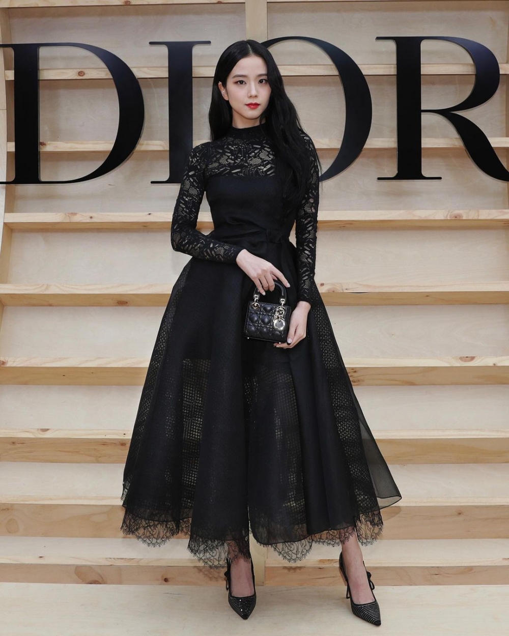 Jisoo以黑色禮服出席Dior 2022秋季大秀