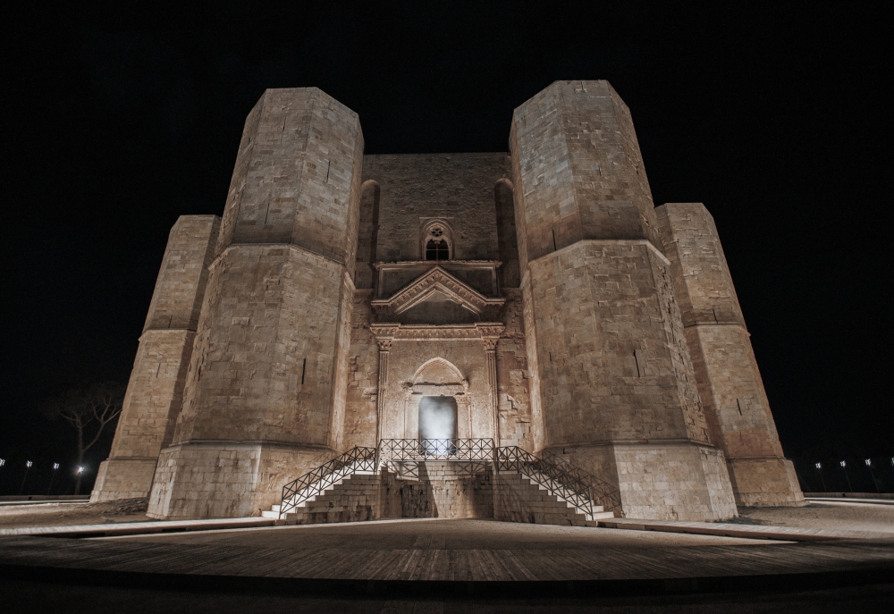 這次的大秀在Castel del Monte登場。
