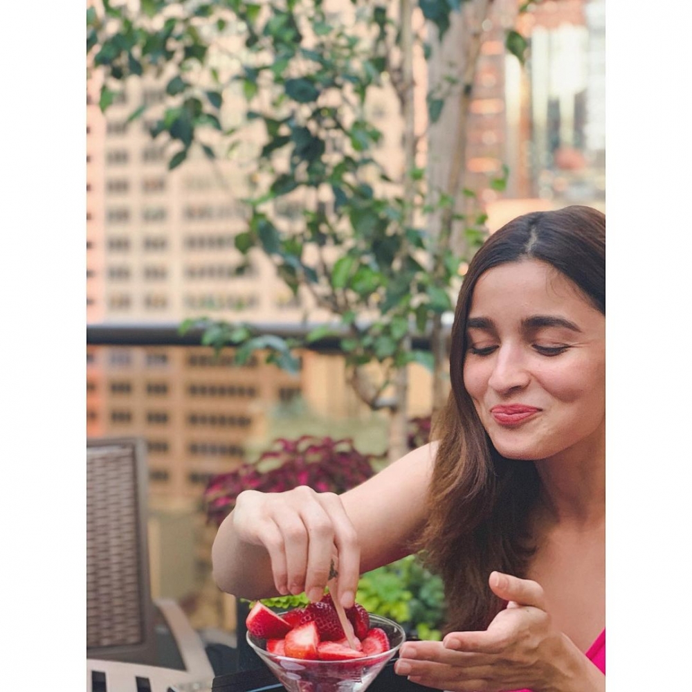 比起果汁,Alia Bhatt更愛直接進食生果。