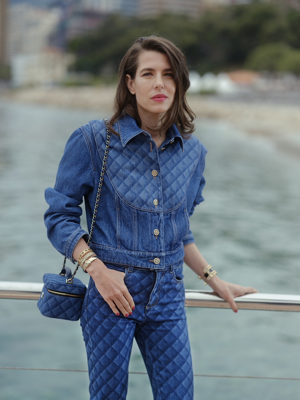 此系列的繆思女神「摩納哥公主」Charlotte Casiraghi,一身丹寧穿搭出席。
