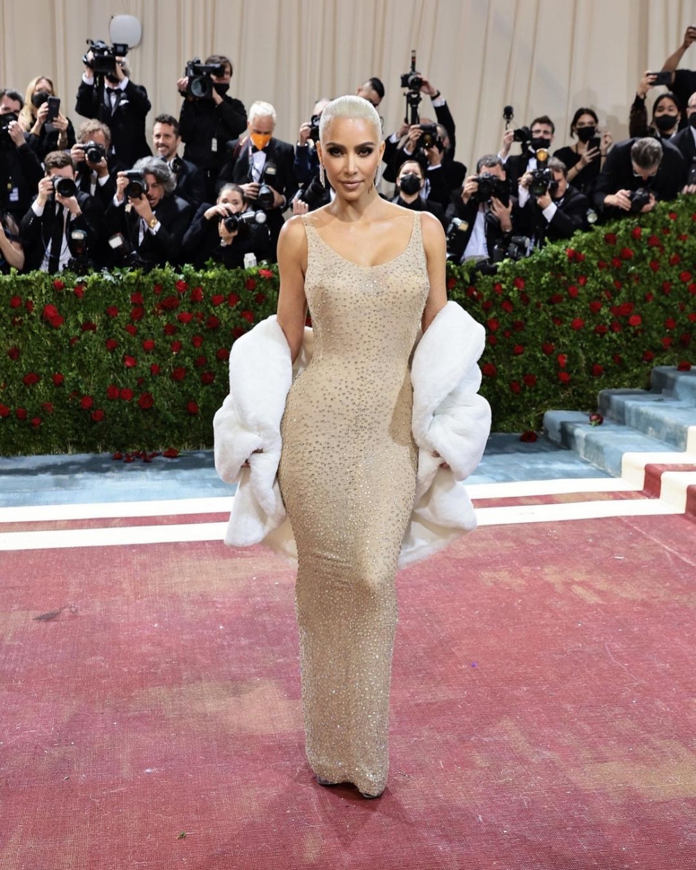 話題女王Kim Kardashian這次的禮服也大有來頭。