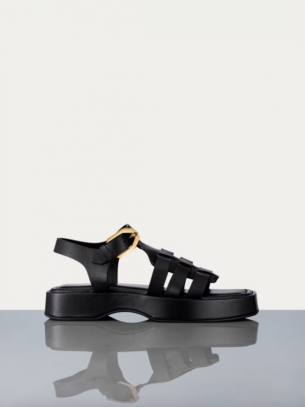 有著俐落的設計,這款FRAME Le Fisherman Sandal in Noir也相當搶眼。