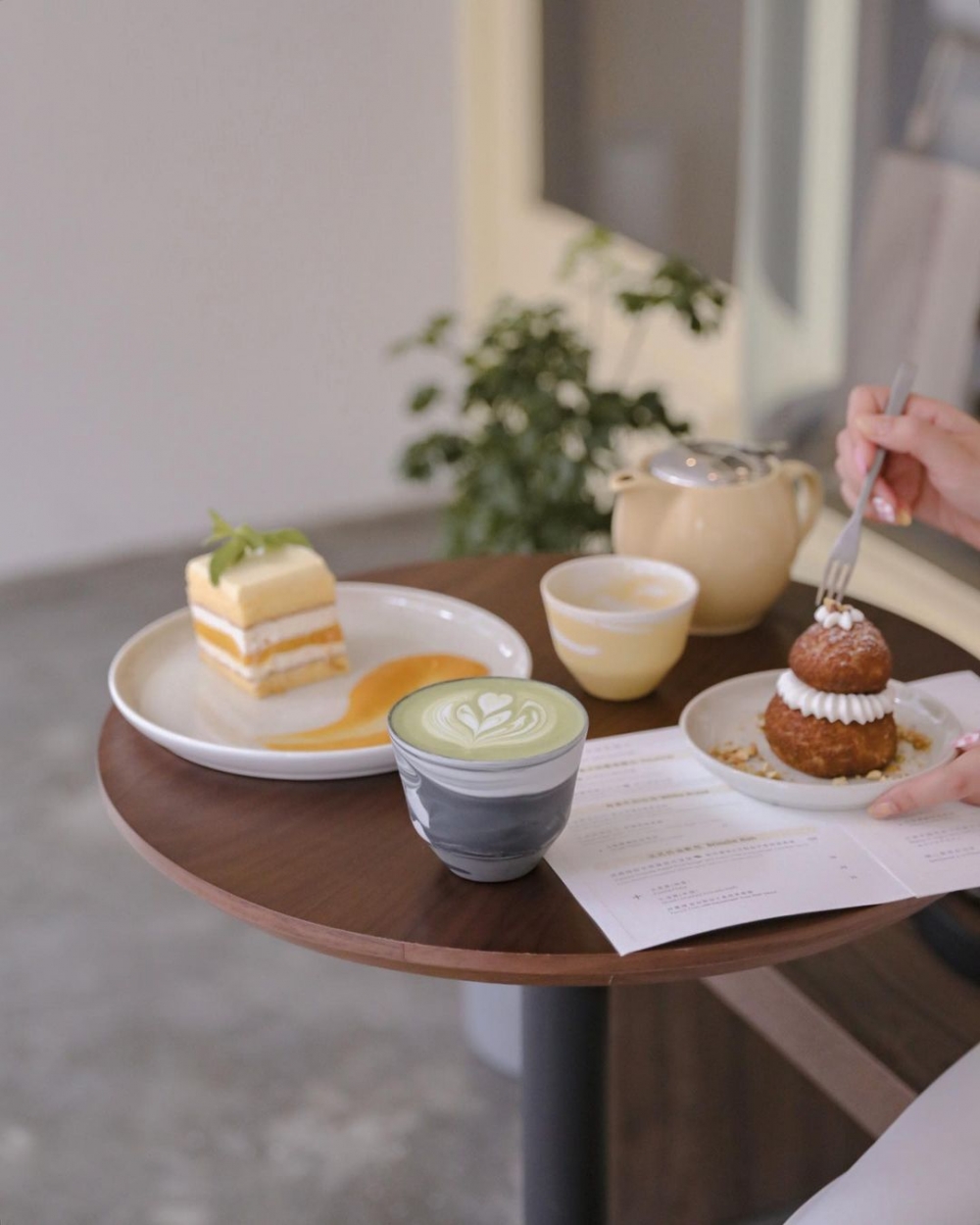咖啡香與美食甜點更抓住客人的胃。
