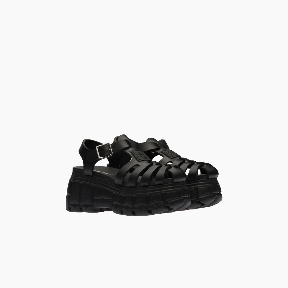 在設計上增添了夢幻甜美感的Miu Miu EVA Platform Sandals。