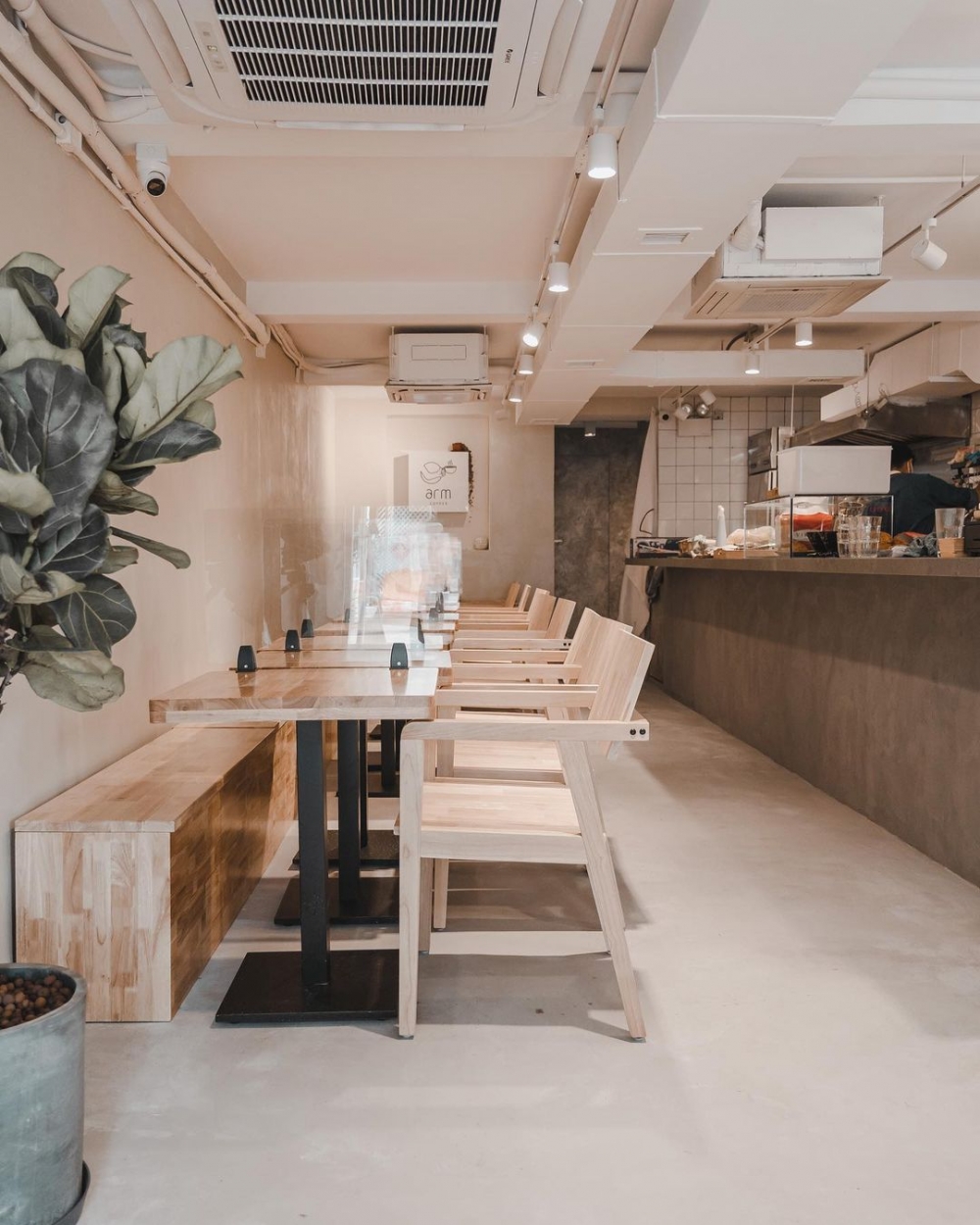 長長的深色吧台增添了幾分專業感。