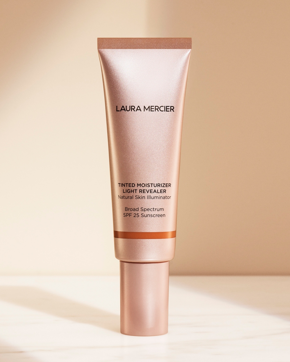 LAURA MERCIER全新CLEAN BEAUTY輕透水凝聚光潤色粉底輕薄無重,遮瑕度適中,留下淡淡的瑕疵,令妝容更見自然。