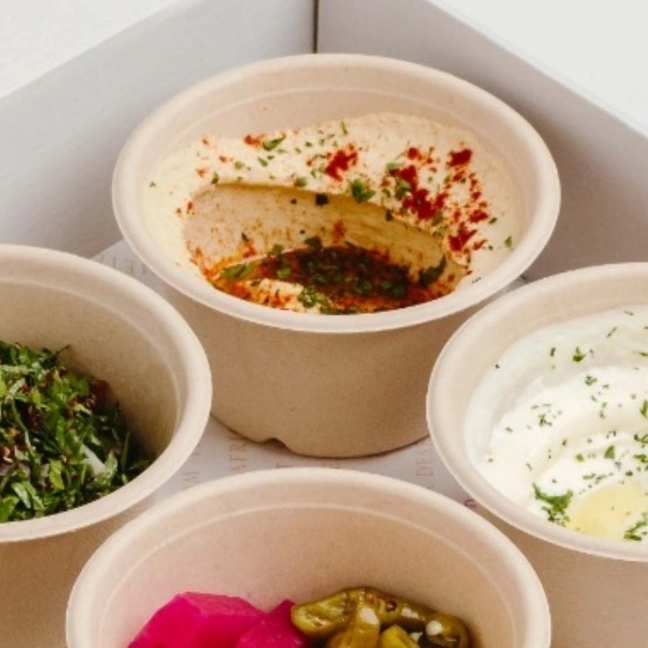 每日新鮮攪打的鷹嘴豆泥。