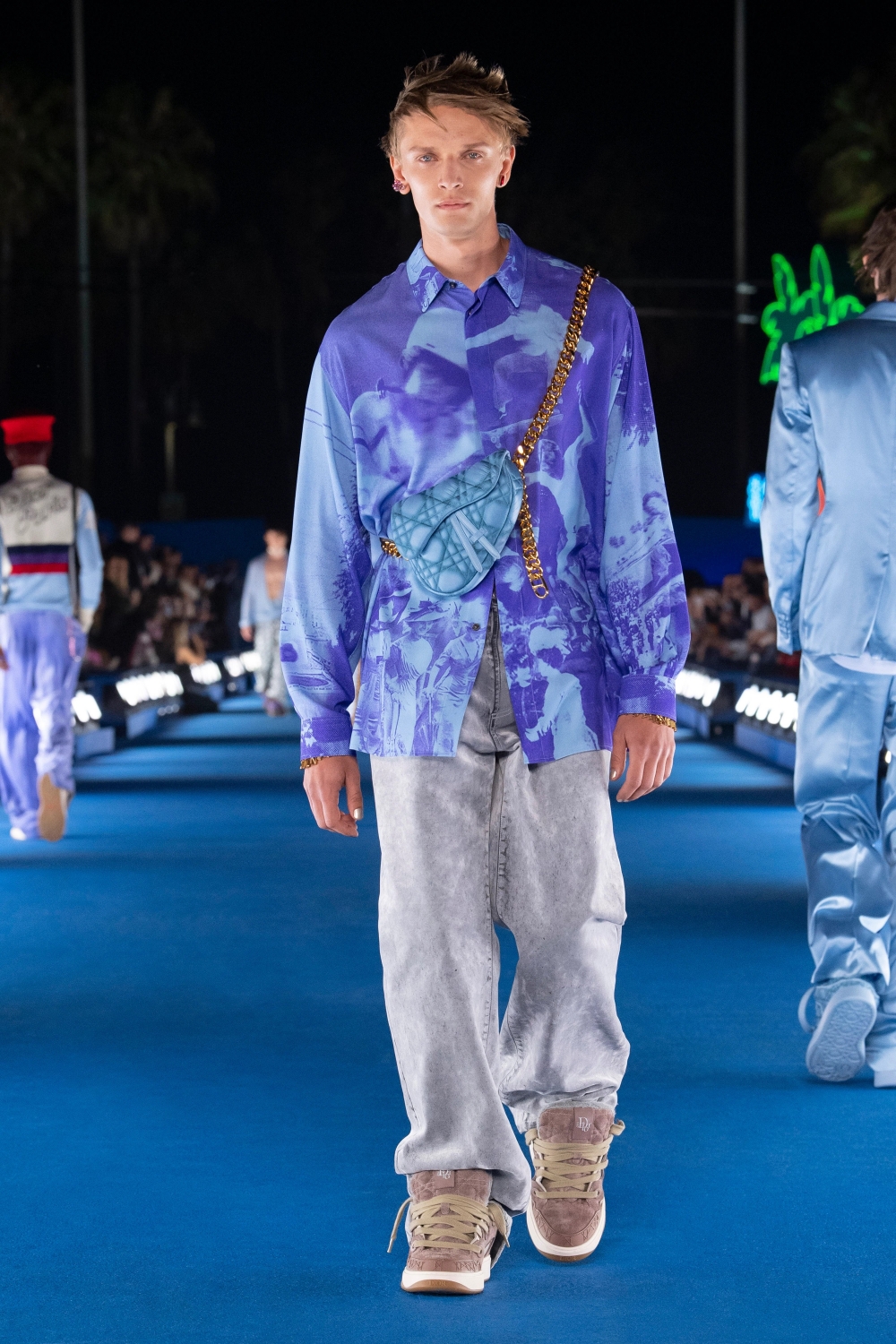 Dior 2023春季男裝系列-漸層色調馬鞍包。