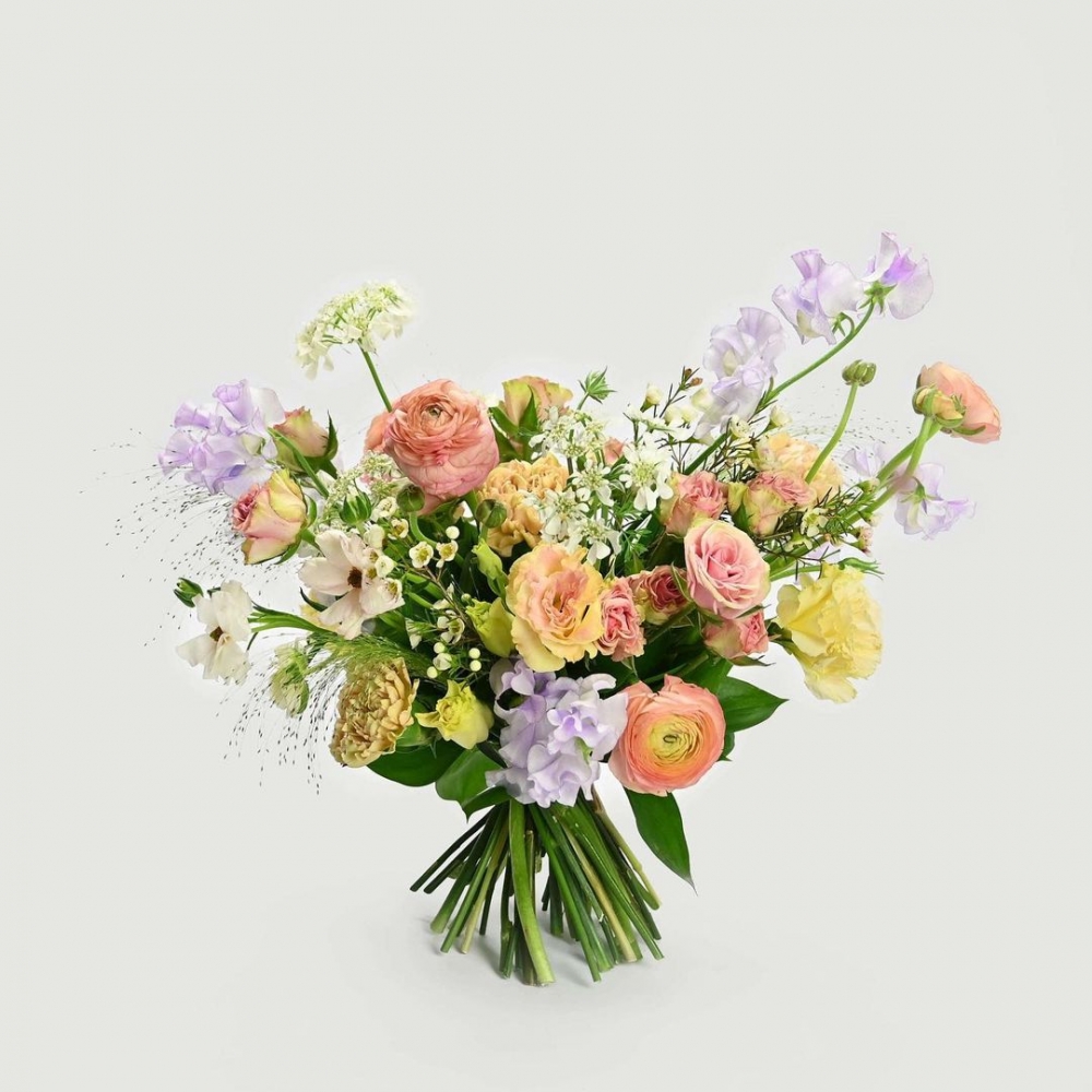 康乃馨、毛茛、香豌豆等多種迷人的花朵組合。