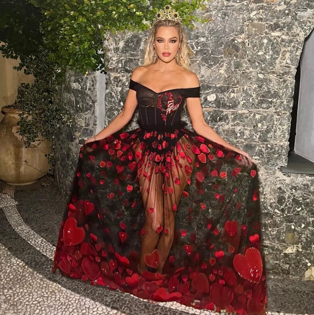 Khloé Kardashian穿著以紅色愛心形繡在薄紗上的禮服。