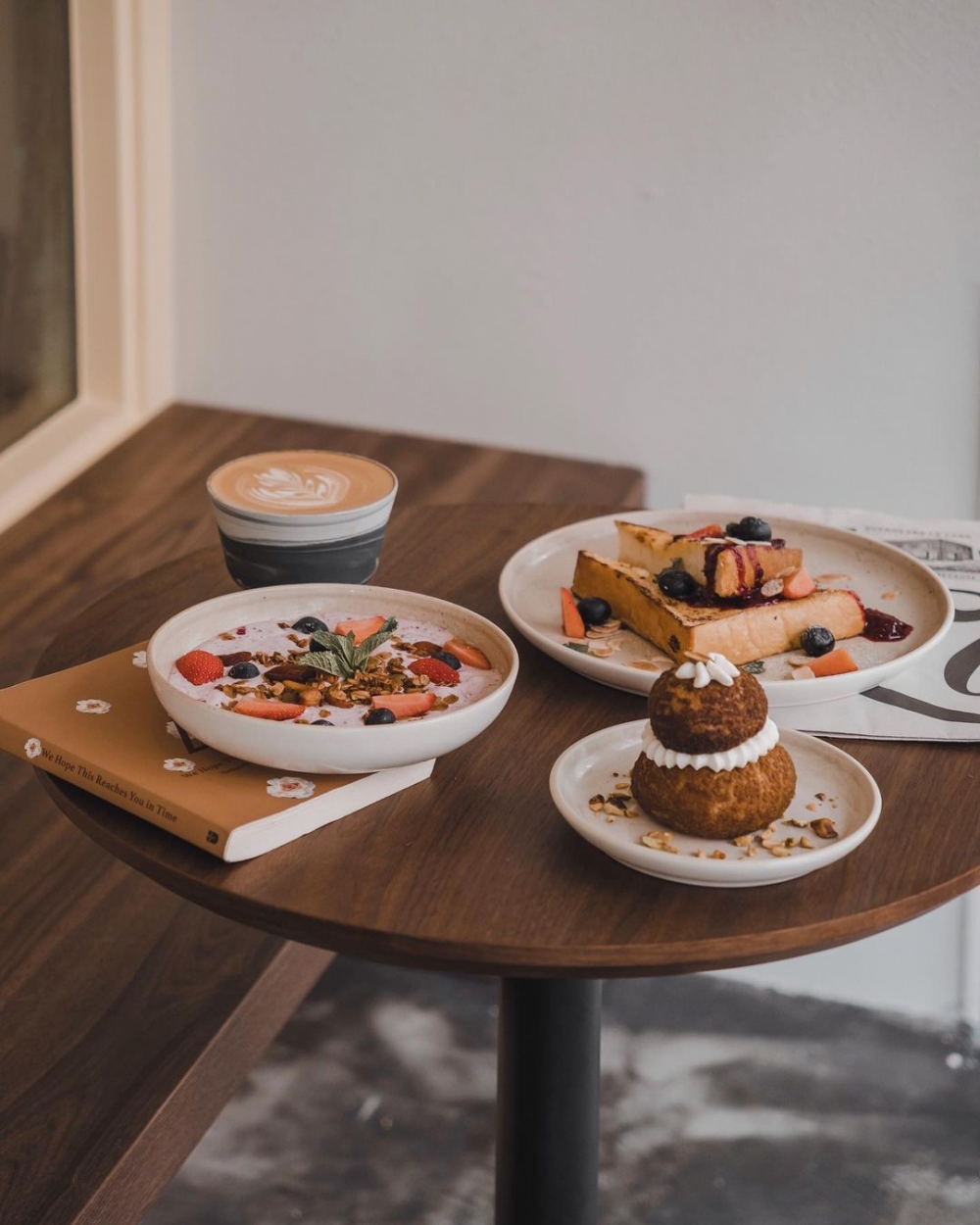 以自製麵包所製作的不同料理。